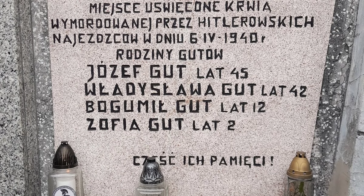 Zdjęcie tablicy pamiątkowej o niemieckim mordzie na rodzinie Gutów