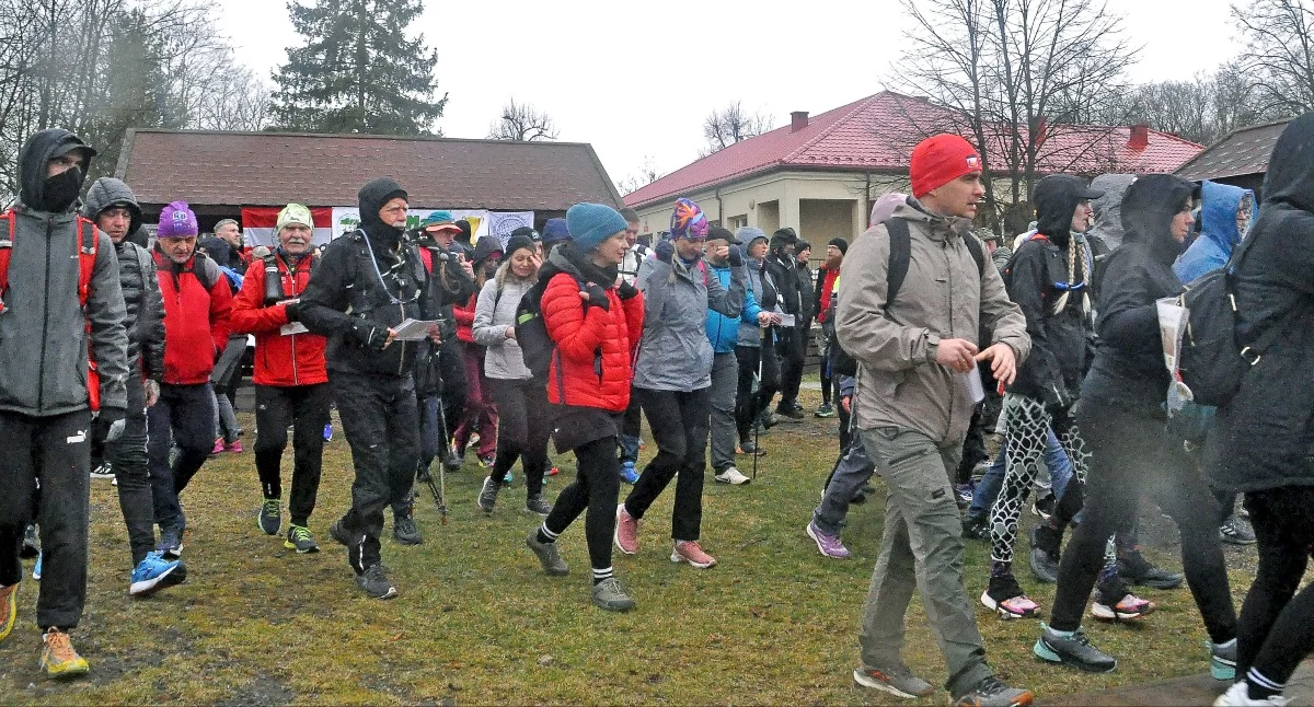 Rekreacja i turystyka , KOŃSKIE Marsz Puchar Każdy uczestnik otrzymał puchar zwycięzcy - zdjęcie, fotografia