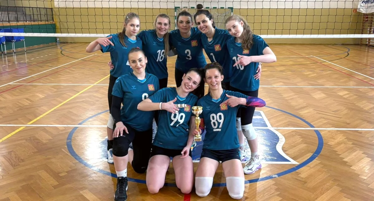Zdjęcie siatkarek Fair Play Końskie z pucharem za zajęcie 4 miejsca w turnieju