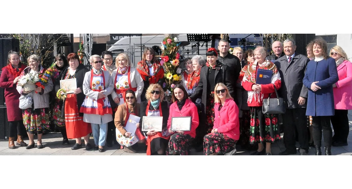 Zdjęcie nagrodzonych w konkursach wielkanocnych