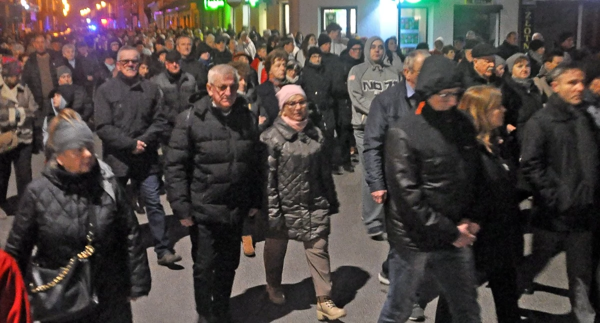 Zdjęcie pielgrzymów idących za krzyżem