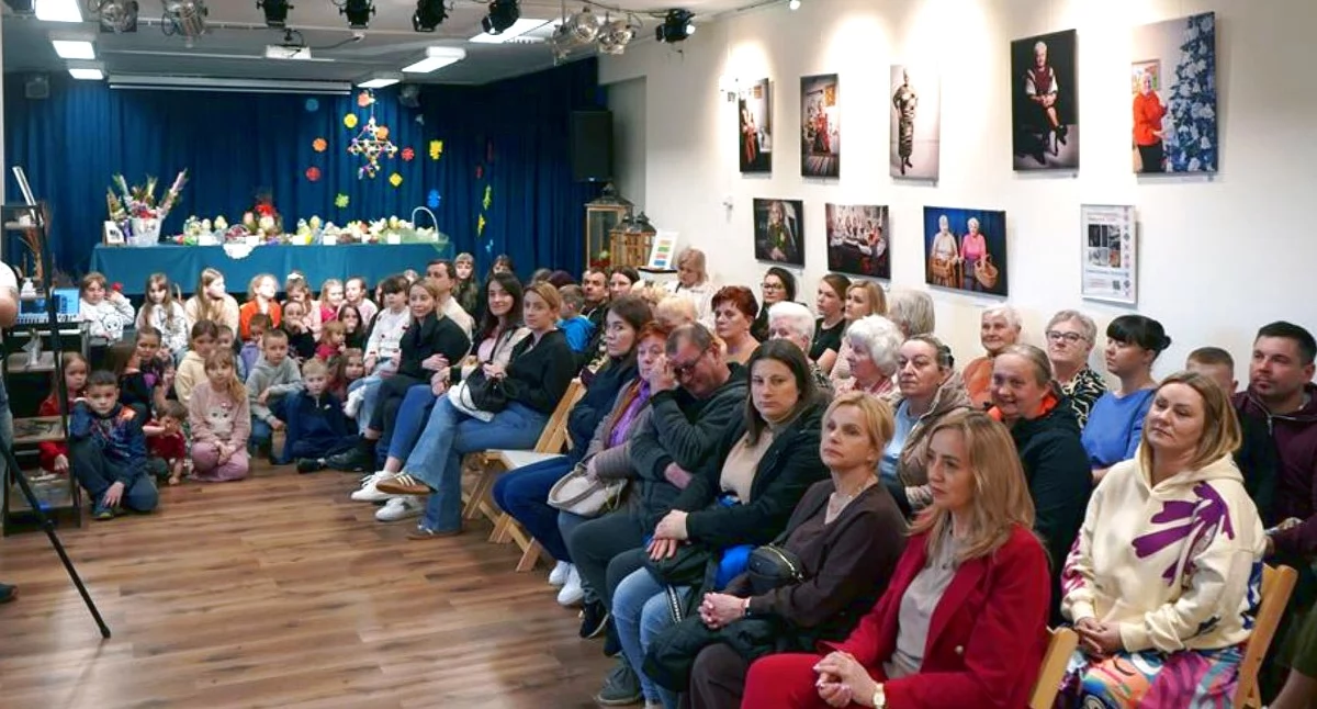 Zdjęcie uczestników wystawy w GCKiB w Gowarczowie