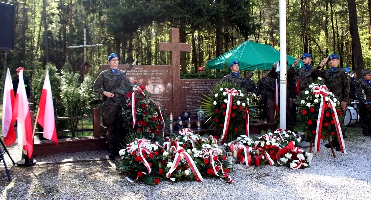 Zdjęcie archiwalne z uroczystości pod pomnikiem w lesie smykowskim w 2025 r. Fot. Gmina Smyków
