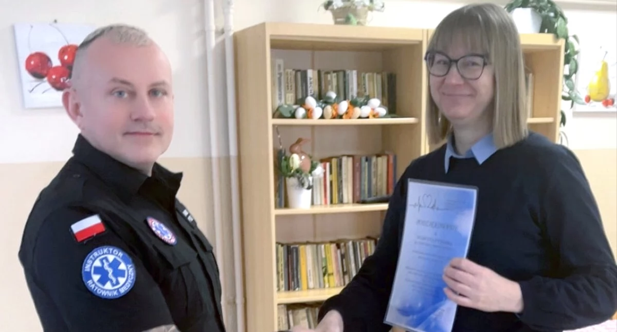 Zdjęcie ze szkolenia - wręczenie certyfikatu