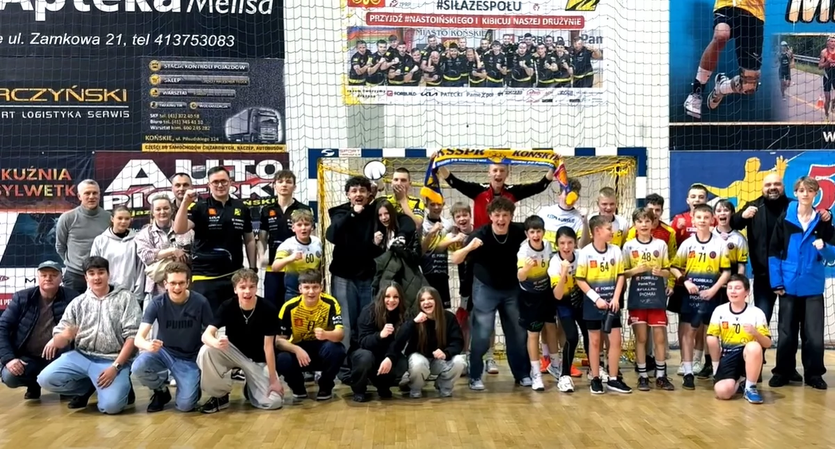 Zdjęcie drużyny KSSPR Końskie po wygranych meczach w 1 turnieju Świętokrzyskiej Ligi Chłopców