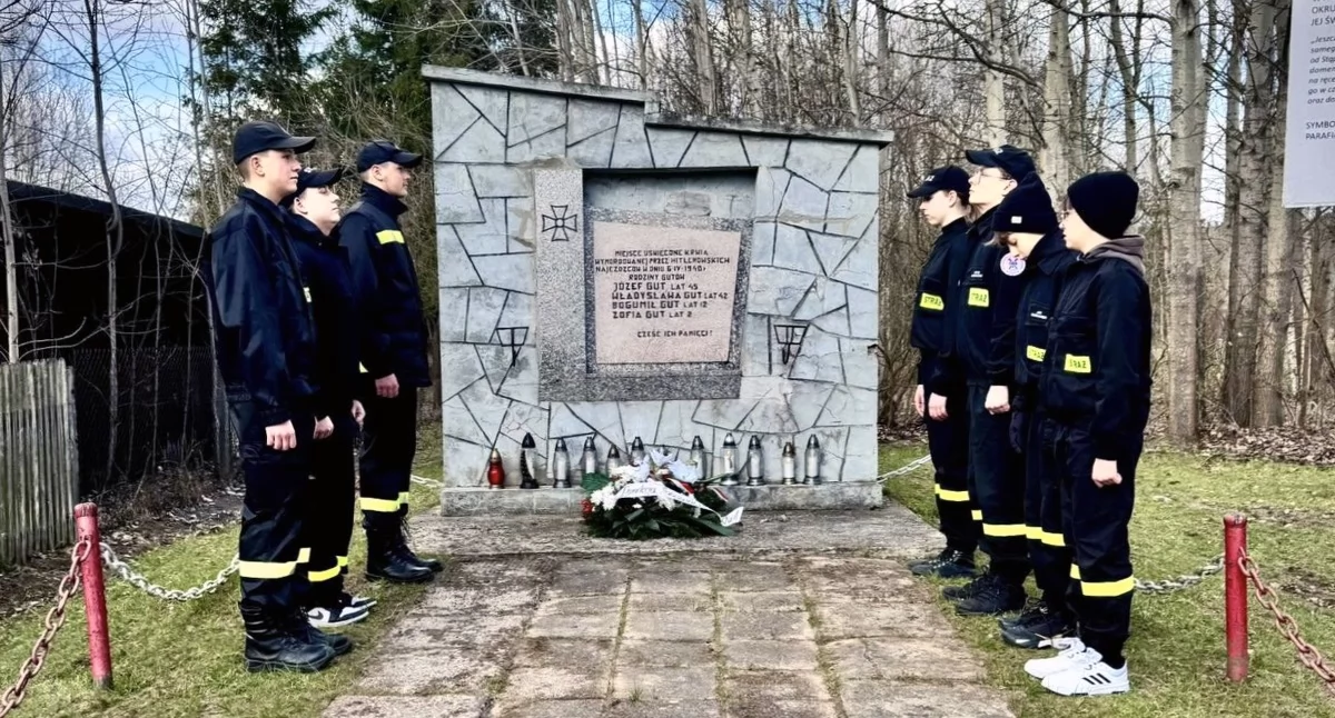 Zdjęcie archiwalne z 2025 roku - warta honorowa przy pomniku Gutów. Fot. Gmina Stąporków