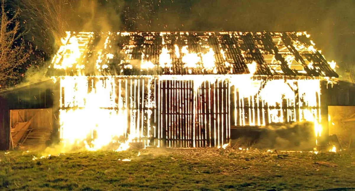 Zdjęcie stodoły w ogniu