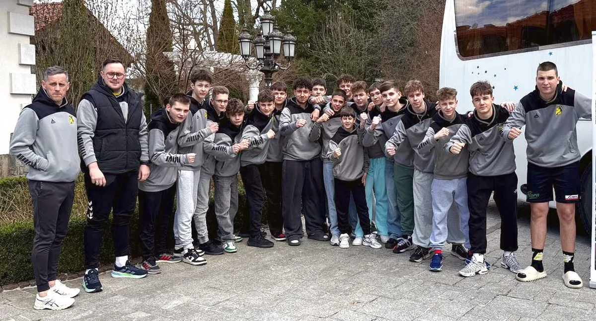 Zdjęcie młodzików KSSPR Końskie z trenerami