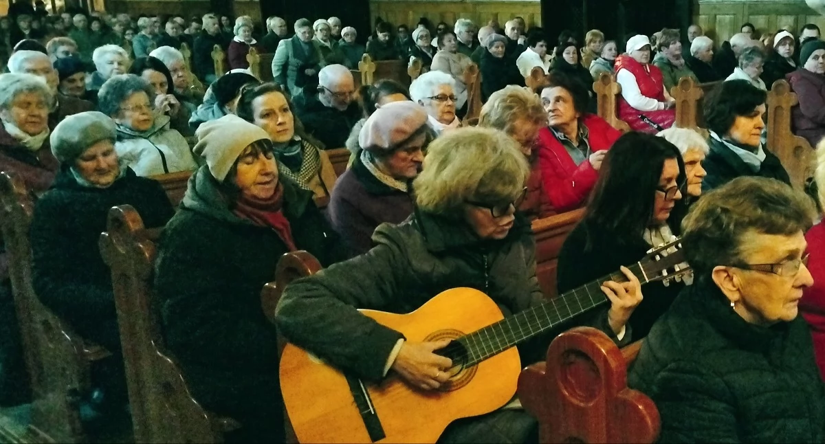 Zdjęcie parafian, którzy przybyli do Kolegiaty Św. Mikołaja w Końskich