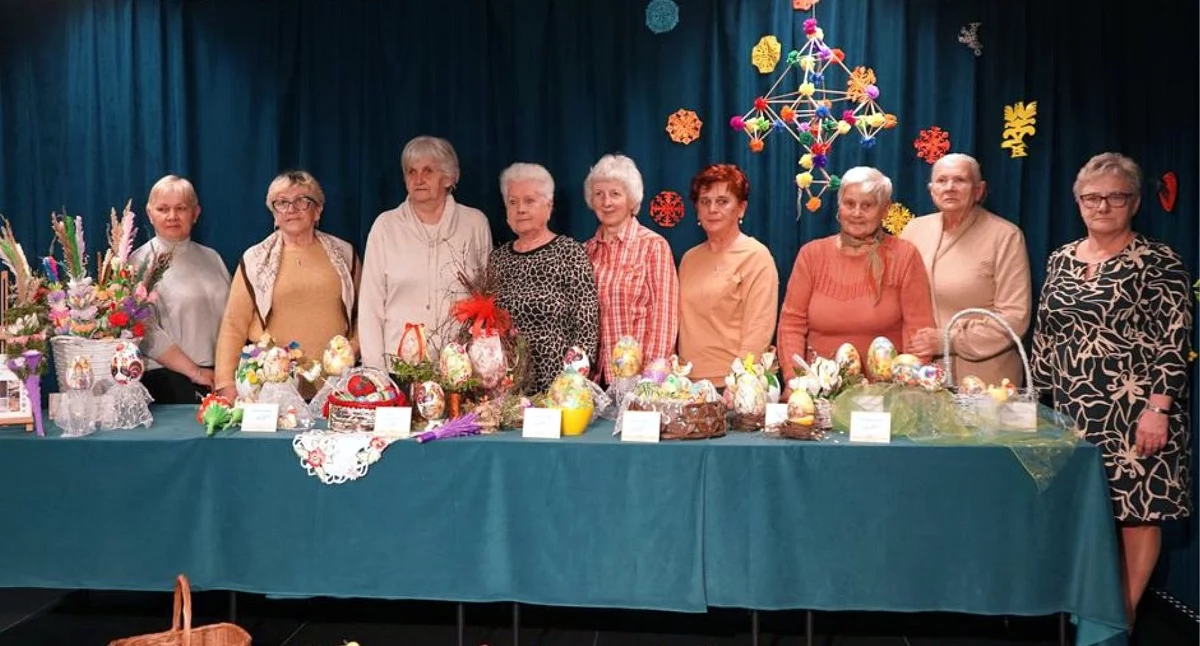 Zdjęcie Pań z nieformalnej grupy „Klub Seniorek” ze swoimi pracami