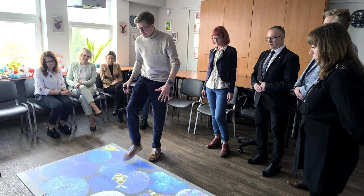 Edukacja , Magiczny Dywan Poradni Psychologiczno Pedagogicznej Końskich sprzęt urozmaici zajęcia prowadzone dziećmi - zdjęcie, fotografia