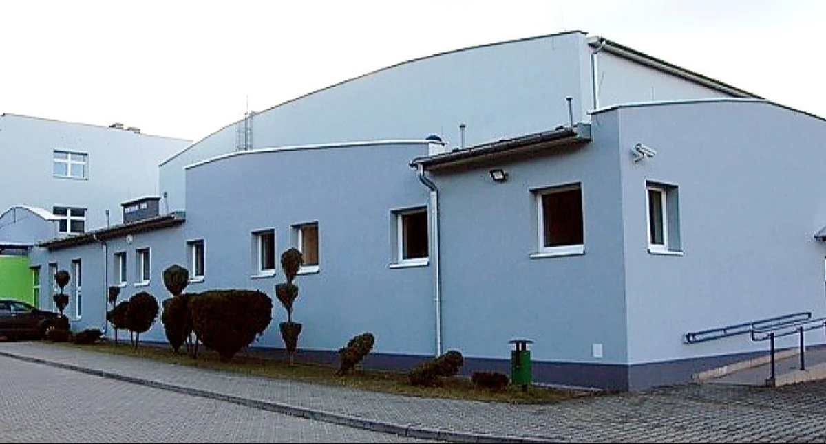 Zdjęcie hali sportowej PSP nr 2 w Stąporkowie - dach wymaga napraw