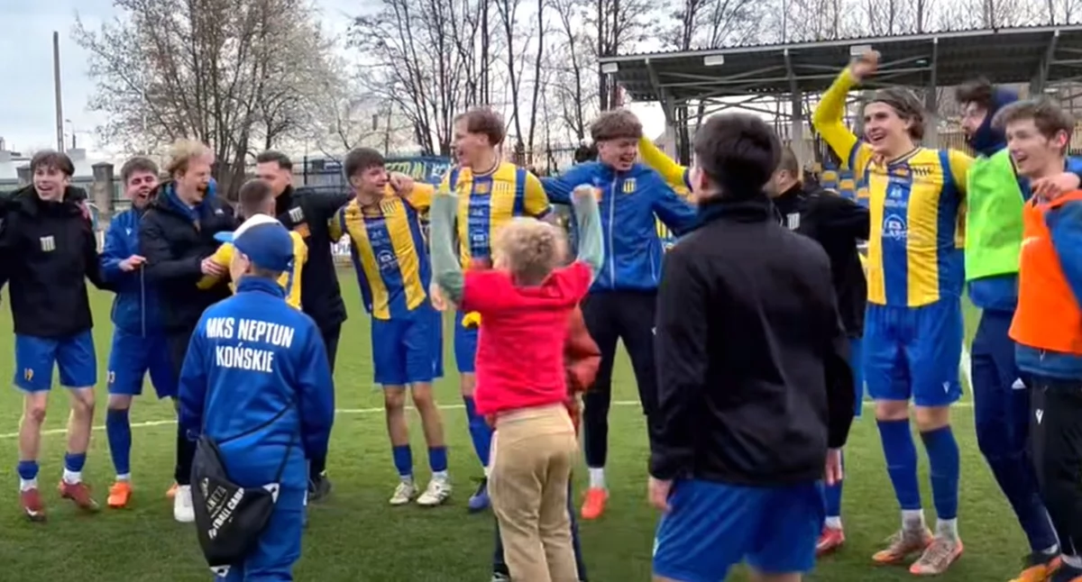 Zdjęcie piłkarzy Neptuna Końskie, którzy cieszą się wraz z kibicami po wygranej ze Starem Starachowice