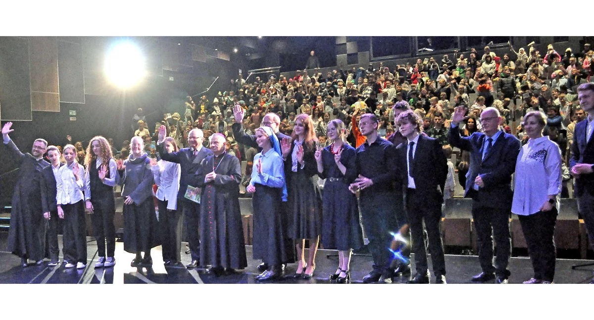 Zdjęcie wykonawców z uczestnikami ukaże się w piśmie Świat misyjny