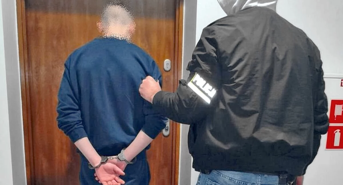 Zdjęcie podejrzewanego o podpalenie w drodze do aresztu