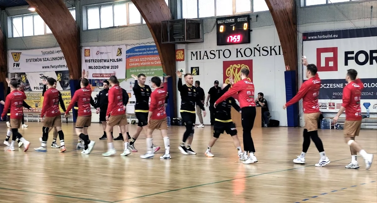 Zdjęcie druzyn KSSPR i Enea Orlęta przed meczem w Końskich. Fot. FB Enea Orlęta Zwoleń