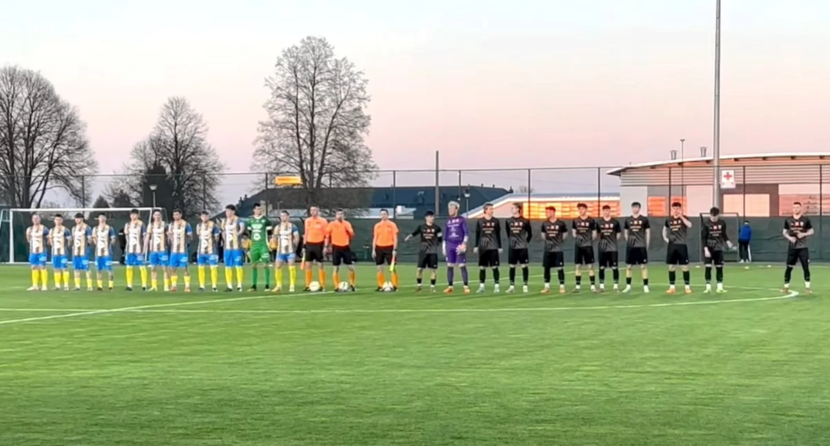 Zdjęcie drużyn przed meczem pucharowym GKS Arka Pawłów - MKS Neptun Końskie