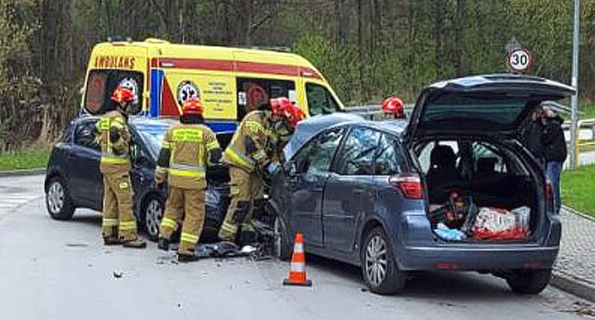 Zdjęcie strażaków, którzy pomagali w rozdzieleniu samochodów. Fot. PSP Końskie
