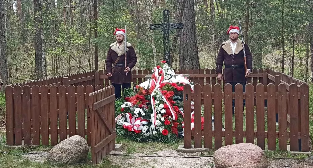 Zdjęcie warty honorowej przy mogile 17 powstańców styczniowych w Uroczysku Ormanicha