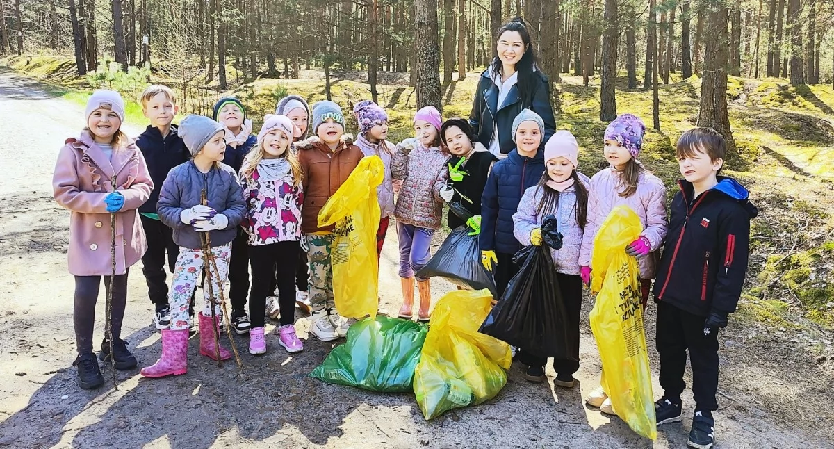 Zdjęcie przedszkolaków z Krasnej z opiekunką