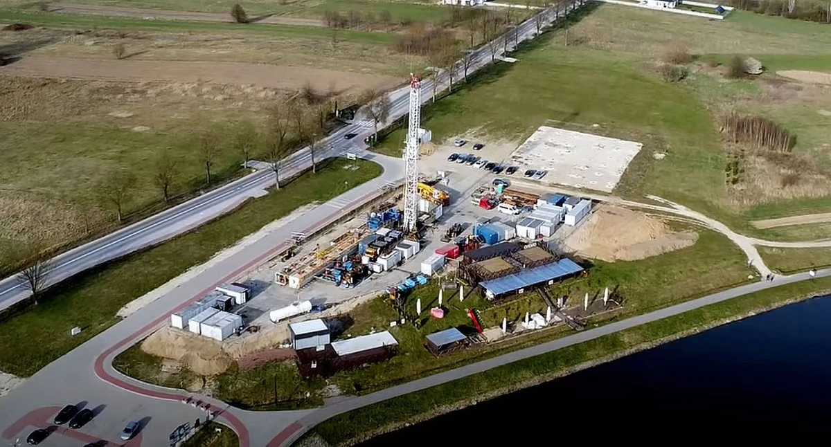 Zdjęcie wiertnicy i pobliskiego terenu