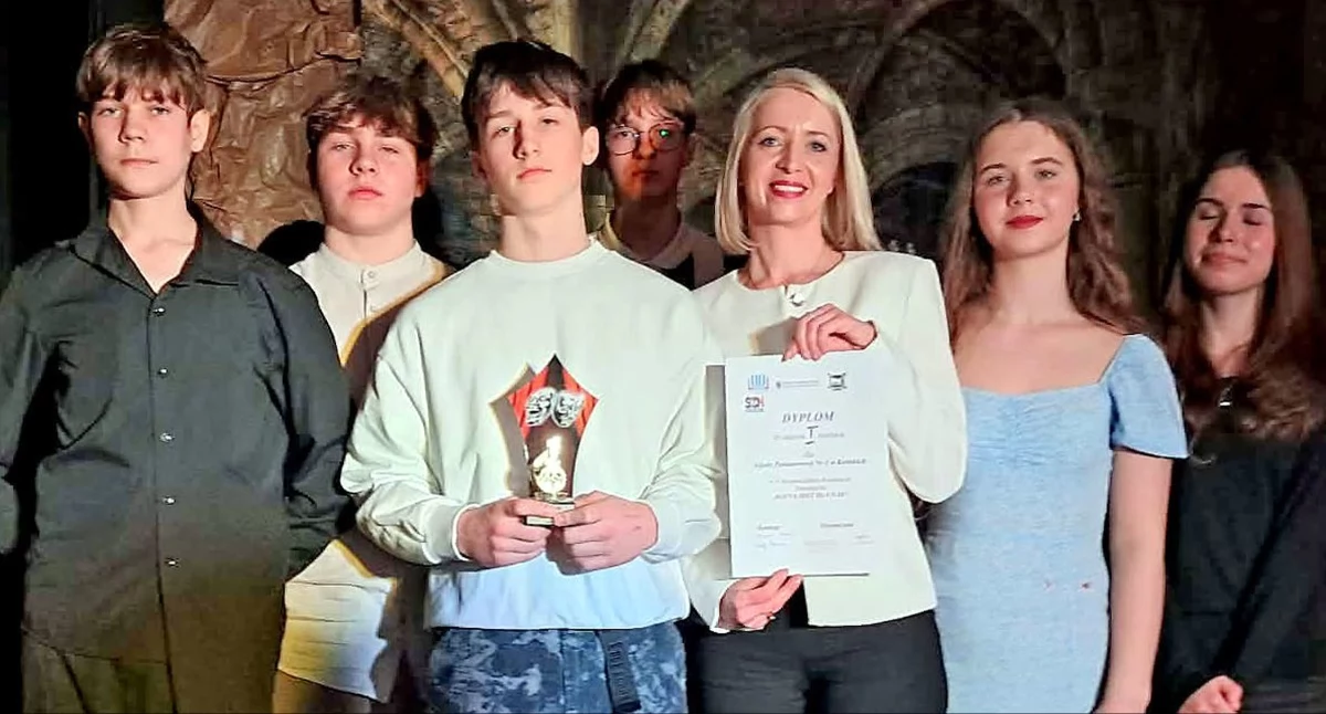 Zdjęcie części zespołu, który prezentował w Kielcach Balladynę. Fot. Zespół teatralny