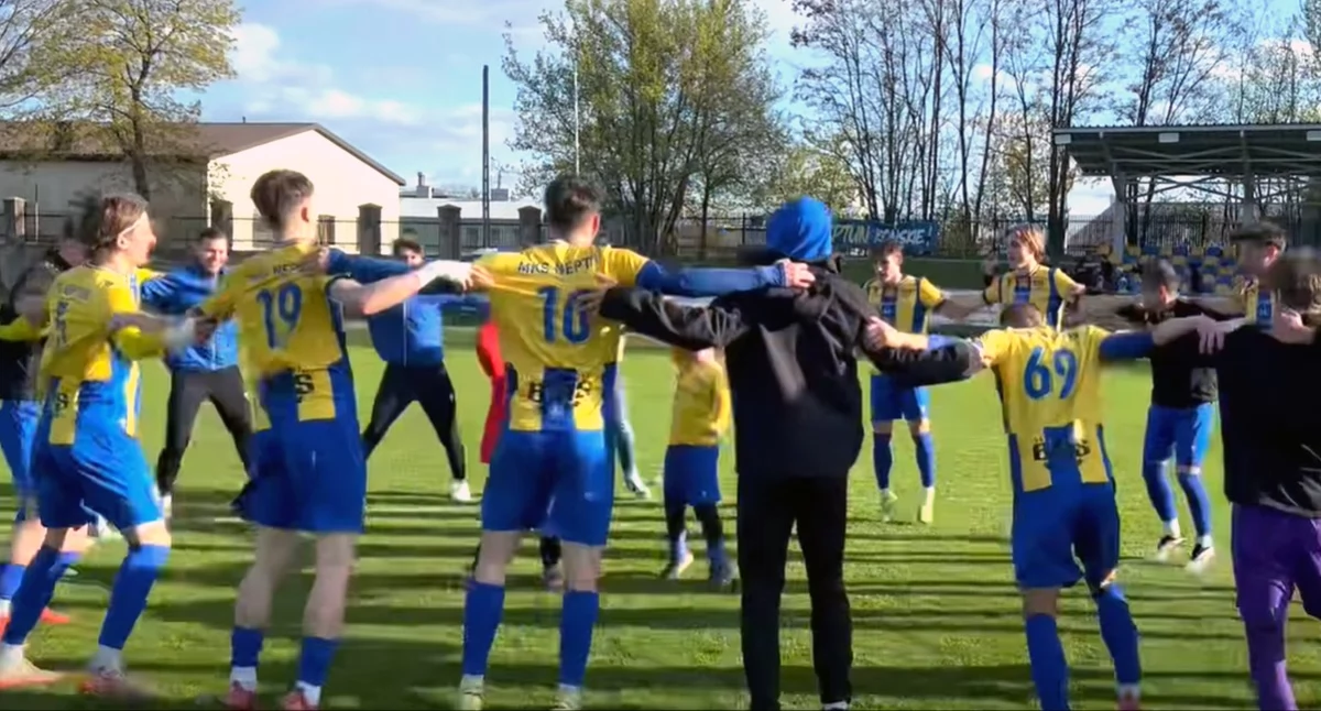 Zdjęcie drużyny Neptuna Końskie, która cieszy się po zwycięstwie nad Koroną III Kielce