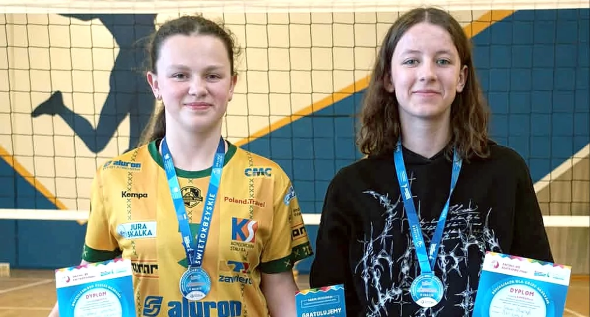 Zdjęcie Natalii Zarzyckiej i Julii Mulczyk z PSP w Niekłaniu Wielkim