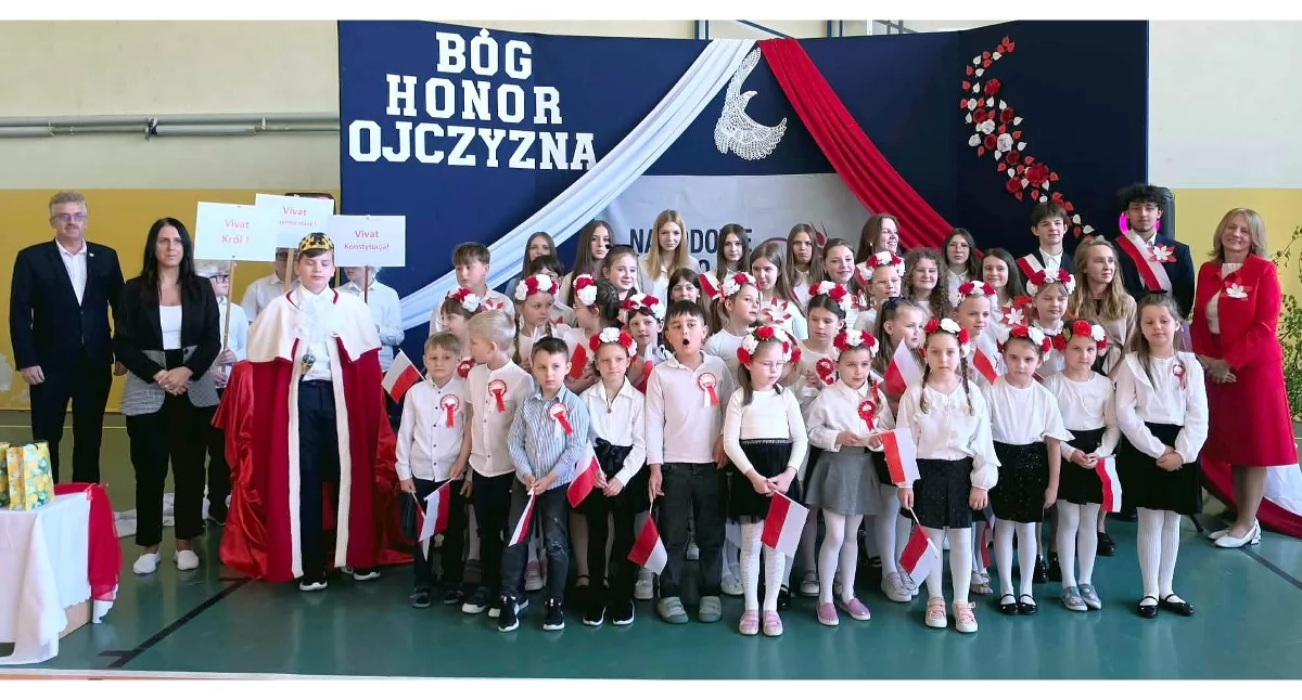 Pamiątkowe zdjęcie głównych aktorów uroczystości w SP Królewiec z gośćmi 