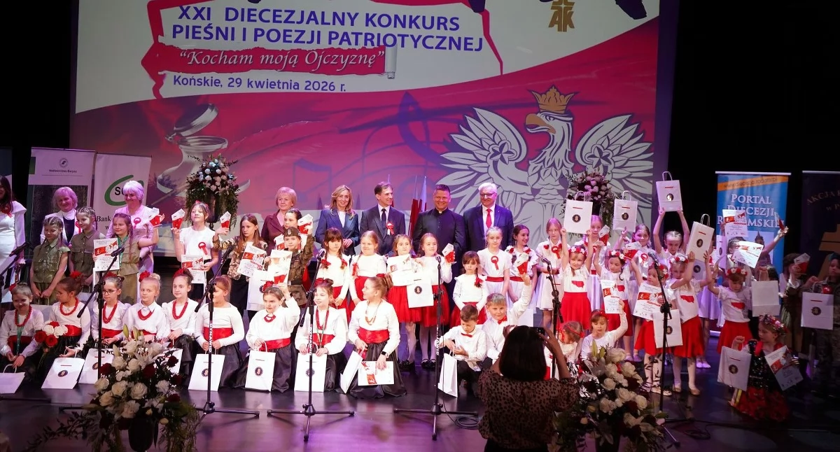 Zdjęcie z rozdania nagród w konkursie Kocham Moją Ojczyznę