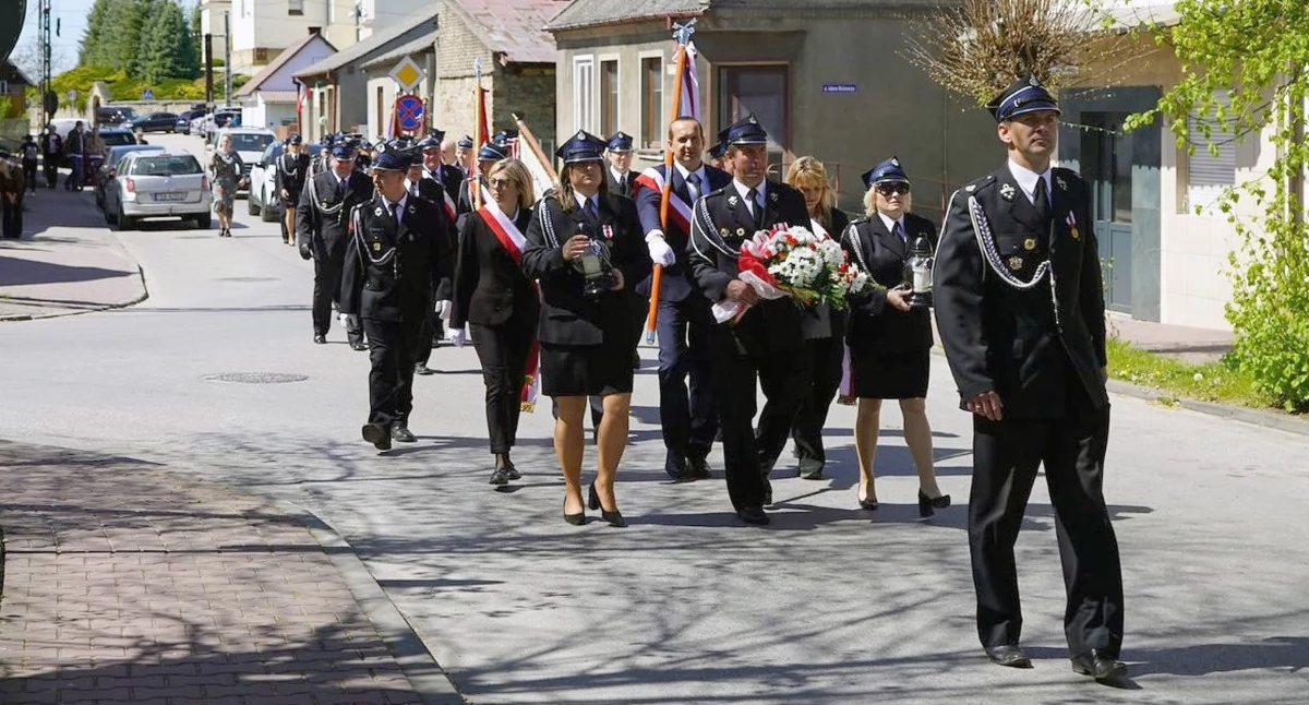 Zdjęcie z uroczystego przemarszu ulicami Gowarczowa