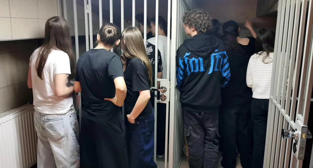 Zdjęcie uczniów z SP w Miedzierzy w Sądzie Rejonowym w Końskich