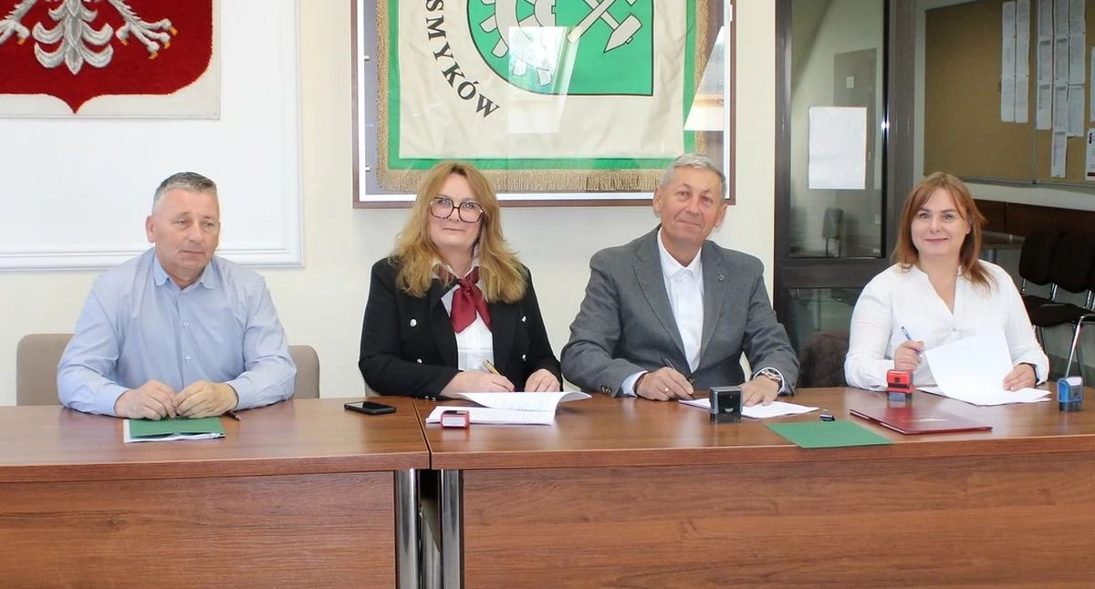 Zdjęcie z podpisania umowy