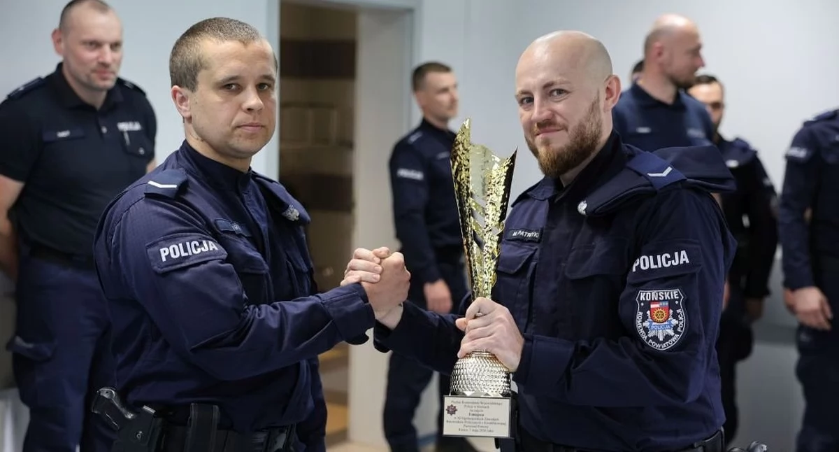 Zdjęcie sierż. Tomasza Zielińskiego i sierż. Michała Patrzykąta, zwycięzców eliminacji wojewódzkich. Fot. KWP w Kielcach