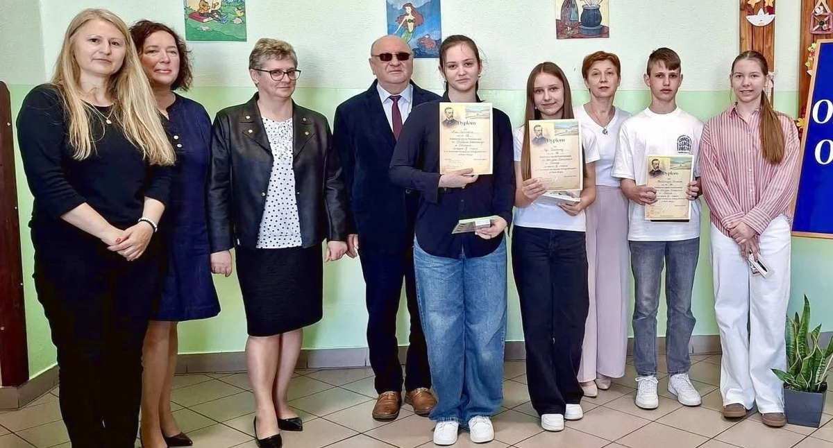 Zdjęcie laureatów z organizatorami konkursu. Fot. Gmina Fałków