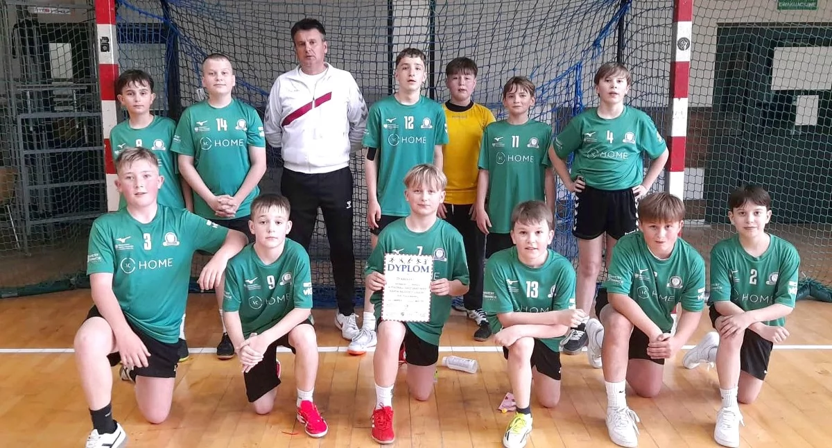 Zdjęcie drużyny piłki ręcznej SP Królewiec, kl. 6 z trenerem Jackiem Kołodziejczykiem
