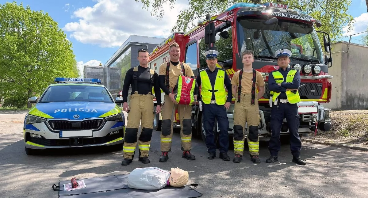 Zdjęcie koneckich policjantów i strażaków z Niekłania