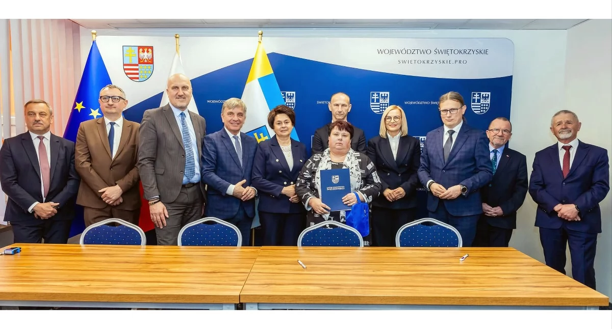 Zdjęcie z podpisania umowy