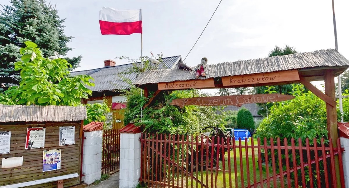 Zdjęcie wejścia do Prywatnego Muzeum Ludowego w Adamowie