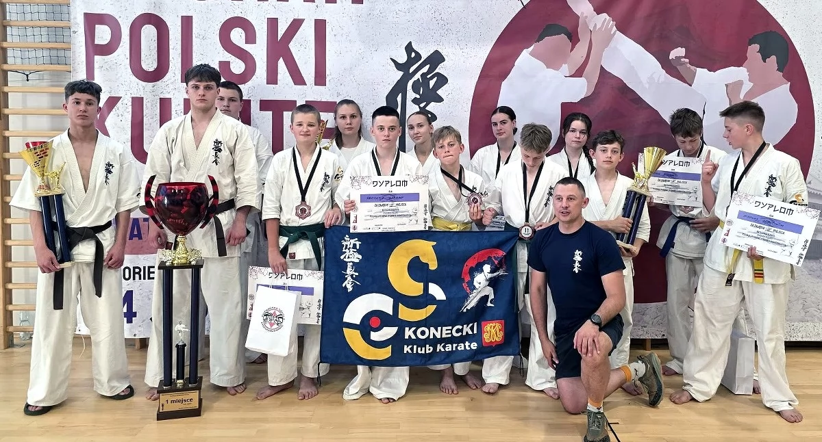 Zdjęcie drużyny Koneckiego Klubu Karate Kyokushin z trenerem Mateuszem Garbaczem w Poznaniu