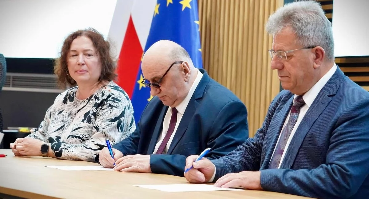 Zdjęcie z podpisania umowy