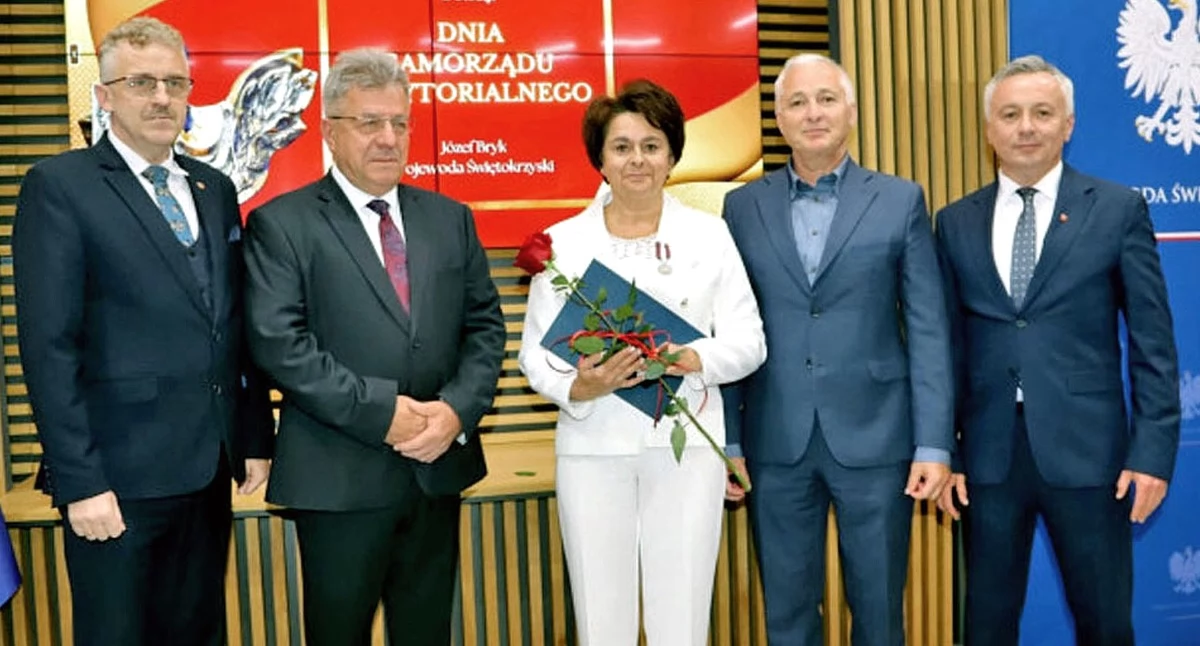 Zdjęcie Jolanty Orman wśród samorządowców