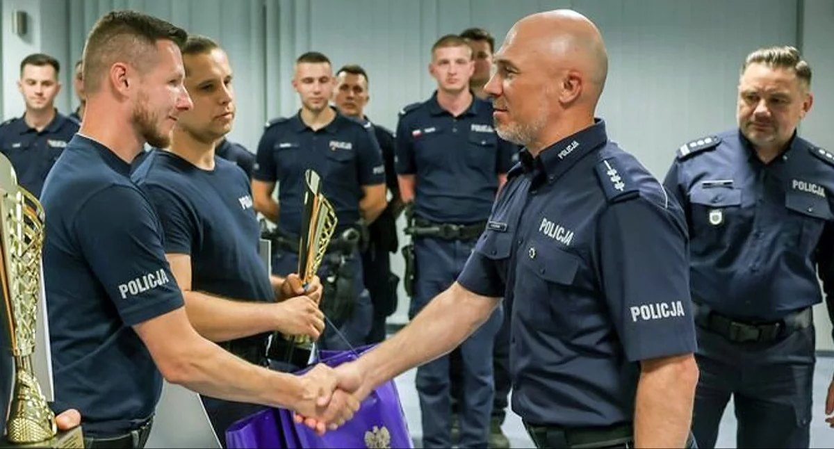 Zdjęcie koneckich policjantów, którzy otrzymują gratulacje i nagrody