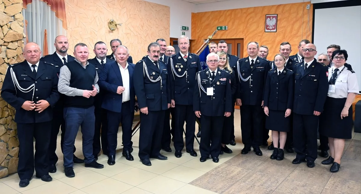 Zdjęcie gości i członków nowego zarządu OSP w gminie Radoszyce