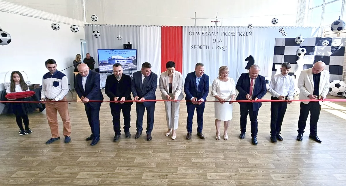 Zdjęcie uroczystego przecięcia wstęgi i otwarcia sali gimnastycznej w Kłucku