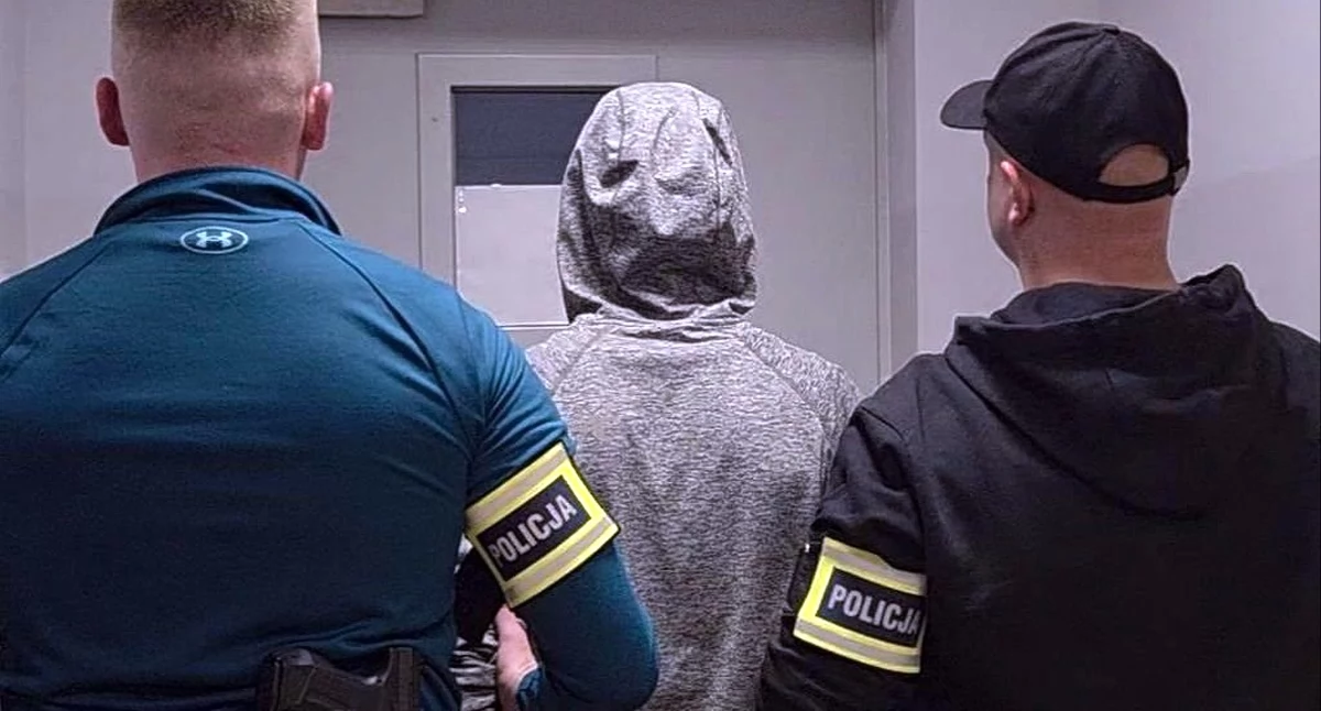 Zdjęcie policjantów i zatrzymanego. Fot. Policja Końskie