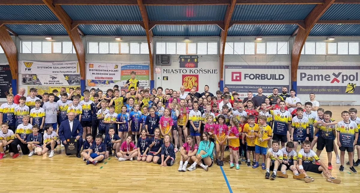 Pamiątkowe zdjęcie uczestników turnieju. KSSPR Końskie