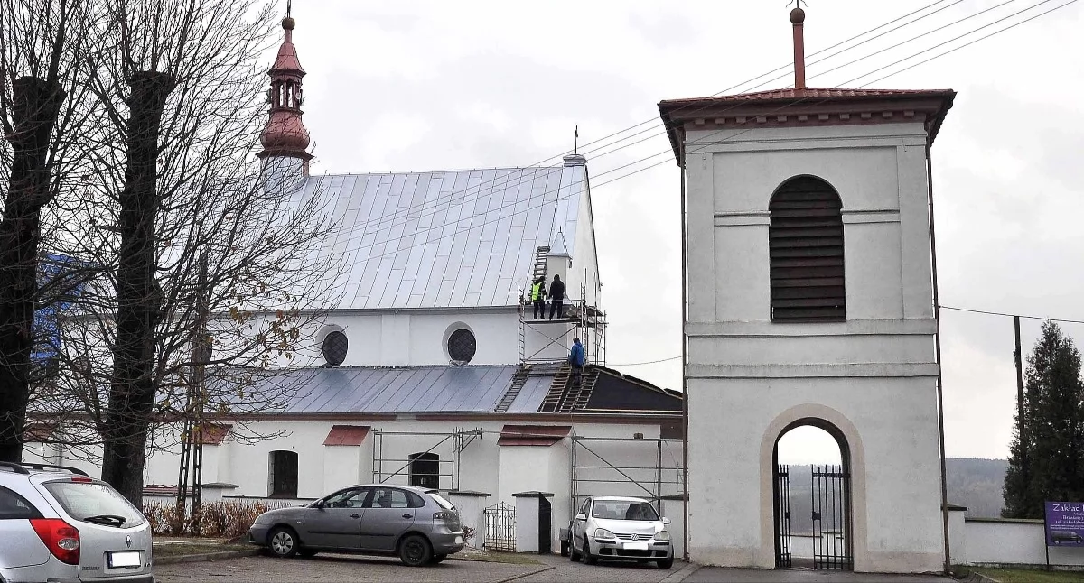 Zdjęcie kościoła w Odrowążu, który potrzebuje renowacji elewacji zewnętrznej