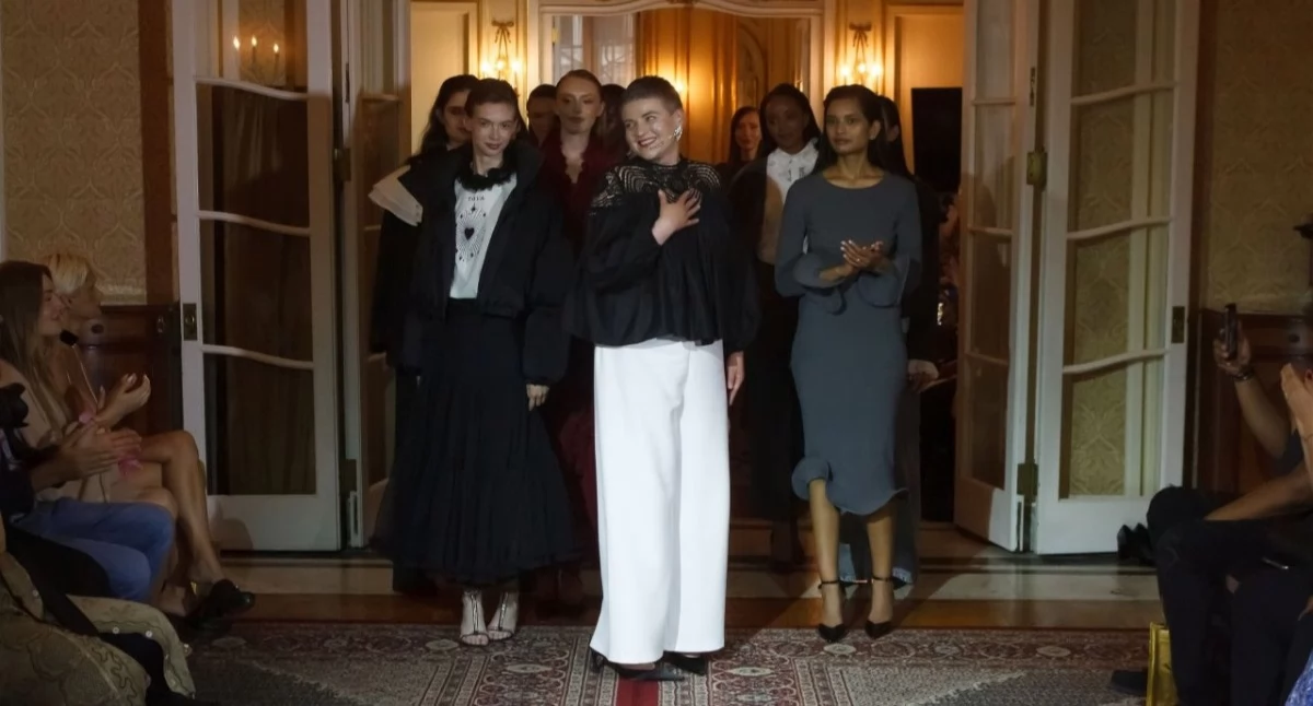 Katarzyna Janecka w Nowym Jorku ze swoimi modelkami. Fot. TOVA