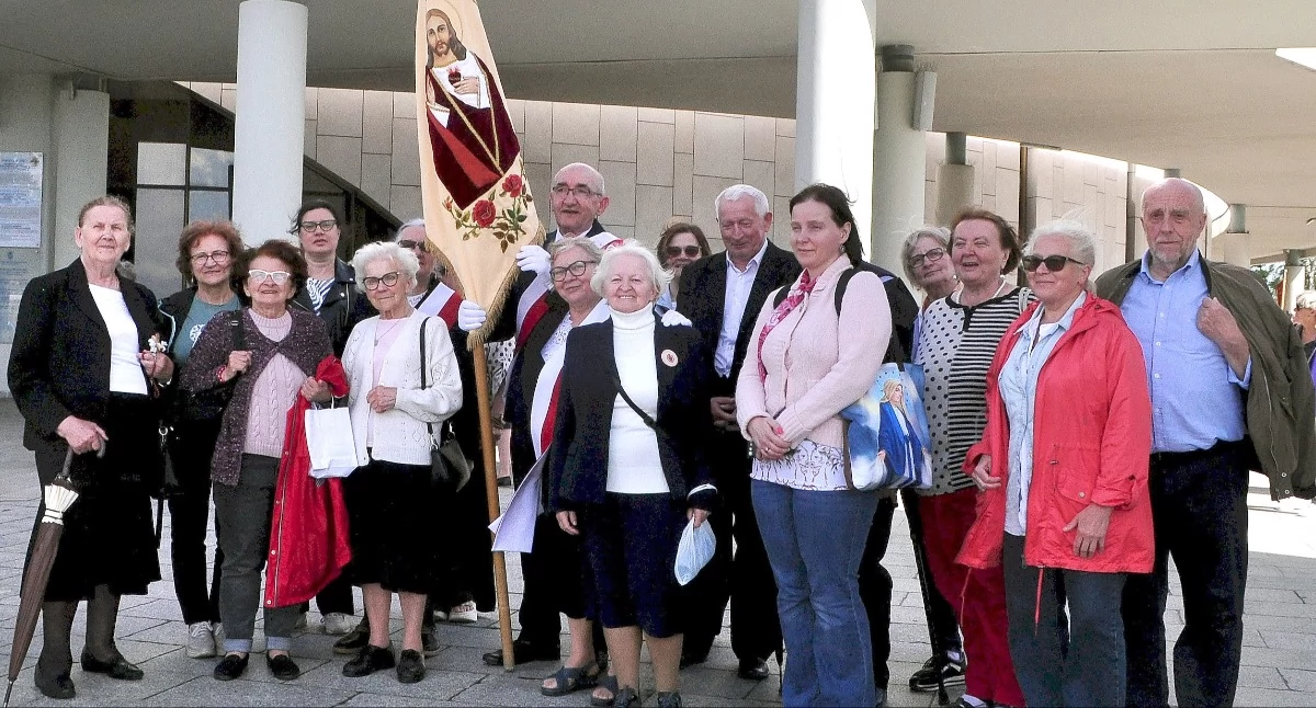 Zdjęcie części grupy koneckiego arcybractwa w Łagiewnikach